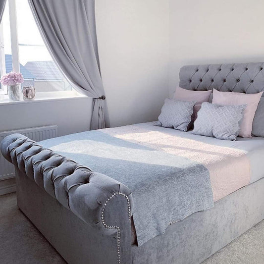 Sleigh Bed – Timeless Elegance with a Curved Silhouette