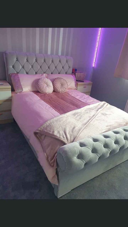 Sleigh Bed – Timeless Elegance with a Curved Silhouette