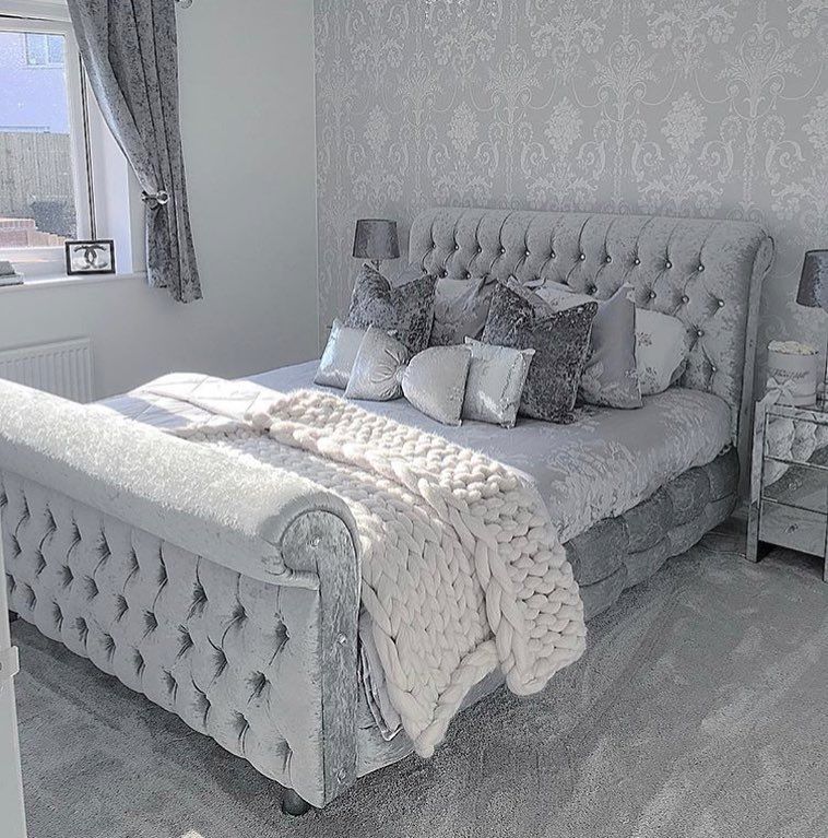 Sleigh Bed – Timeless Elegance with a Curved Silhouette