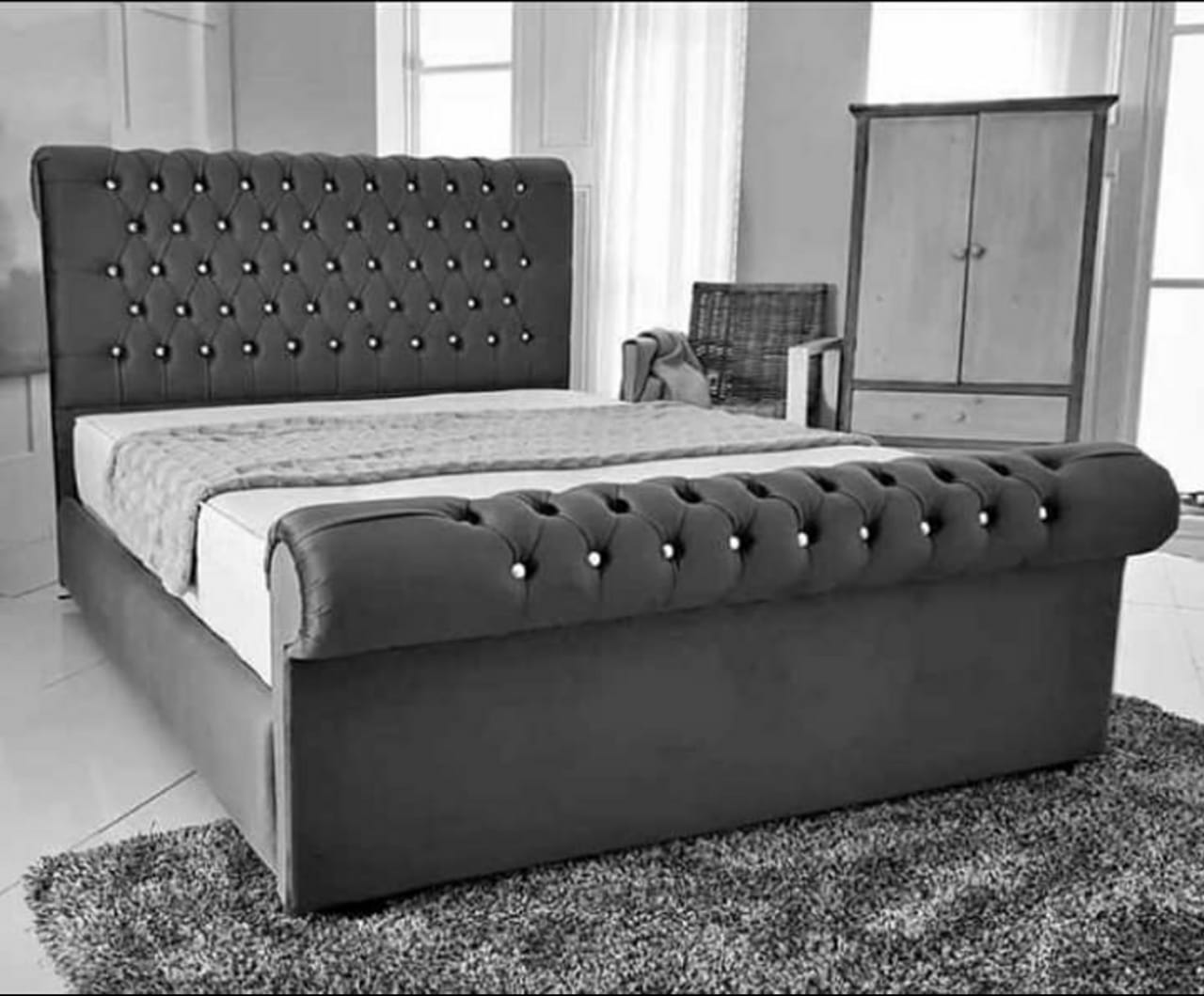 Sleigh Bed – Timeless Elegance with a Curved Silhouette